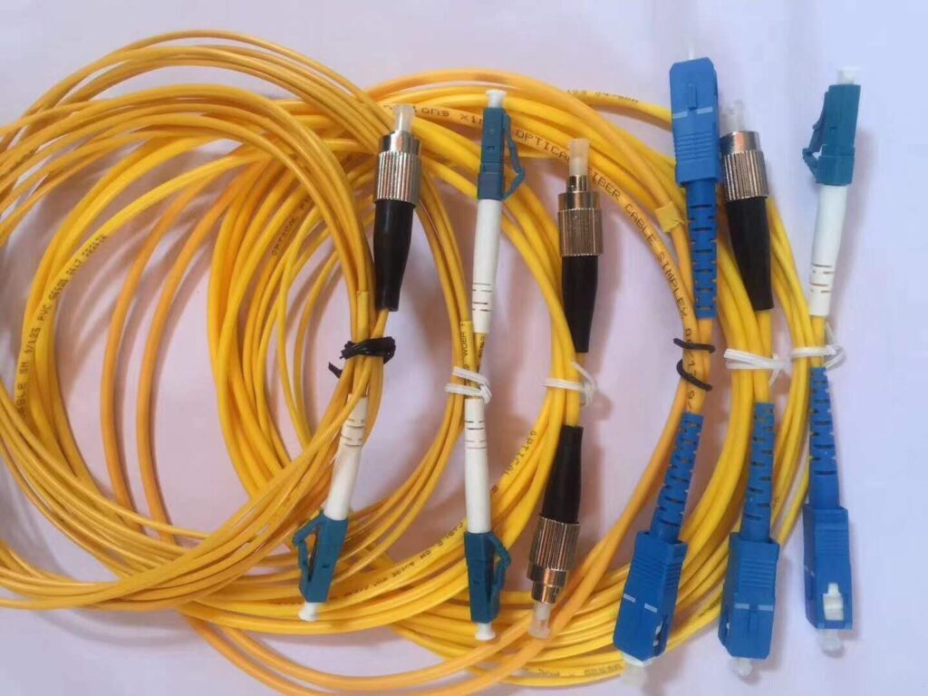 Fiber optic patch cords can be divided into common singlemode and multimode patch cords of silicon-based fibers according to the different transmission media.