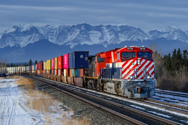 Steel-wood reels with shock-absorbing pads for rail transportation of cables
