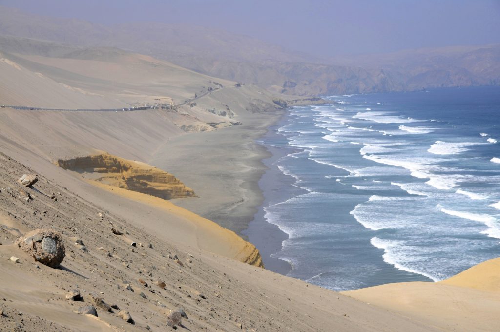 The border between desert and coast. (The material is from the internet; it can be removed if it infringes on any rights.)